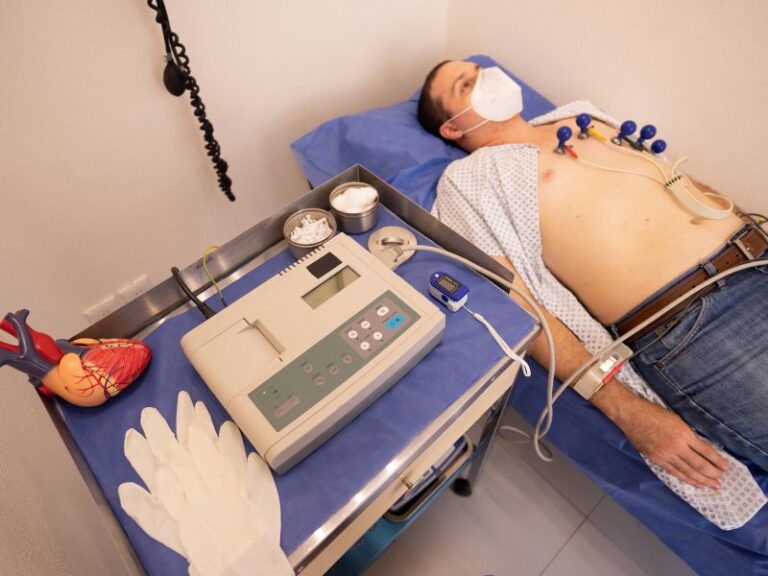 Como é Feito o Eletrocardiograma: Etapas e Quando Fazer